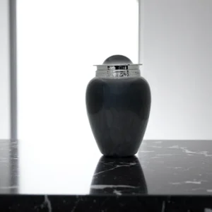 Modern memorial urn in deep black – SoulHalo Eclipse